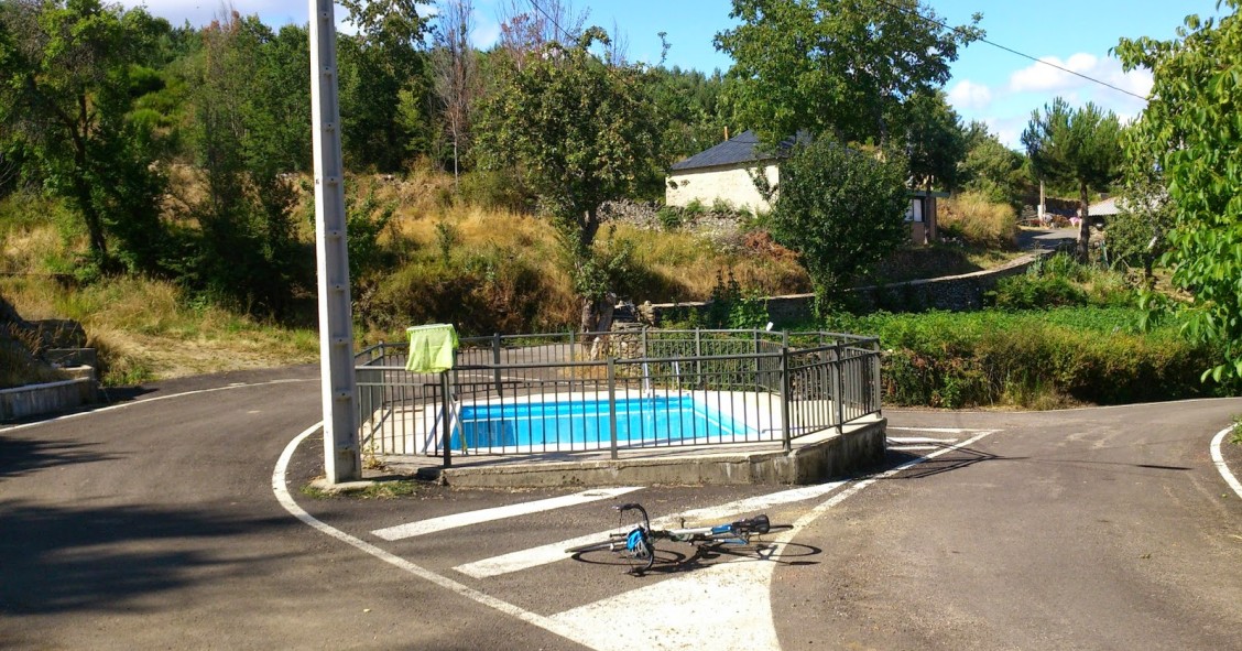 Imagem da piscina municipal de Villar de Omaña. Foto: puertosdeleon.blogspot.com.es