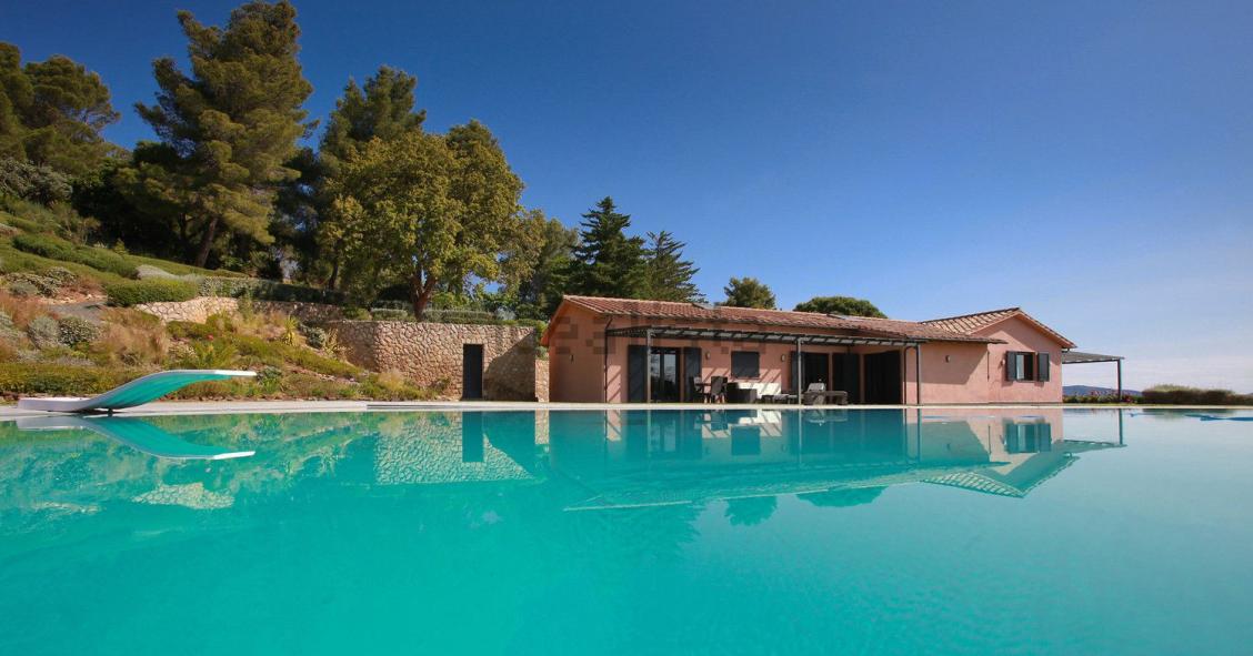 Casas de sonho: Uma impressionante mansão na Toscana com piscina e campo de futebol 