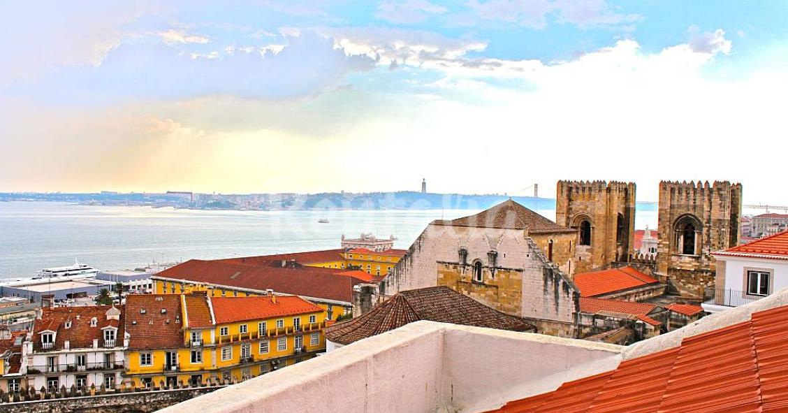 Casas de fim de semana: Contemplar o Tejo e Lisboa numa varanda de Alfama (fotos) 