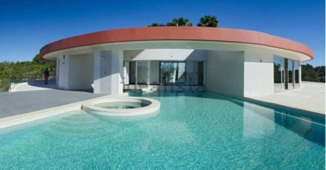 Esta espetacular mansão está localizada em Loulé e custa 8.900.000 euros.