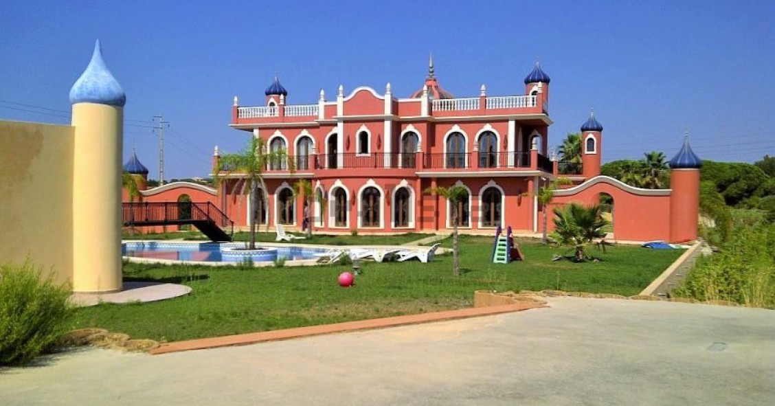 Esta luxuosa mansão está à venda em Quarteira e custa 5.000.000 euros.