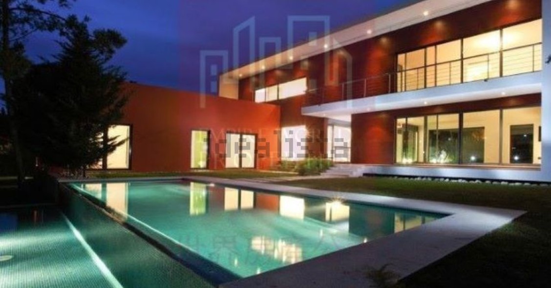 Esta mansão de luxo está localizada em Cascais e custa 5.500.000 euros.