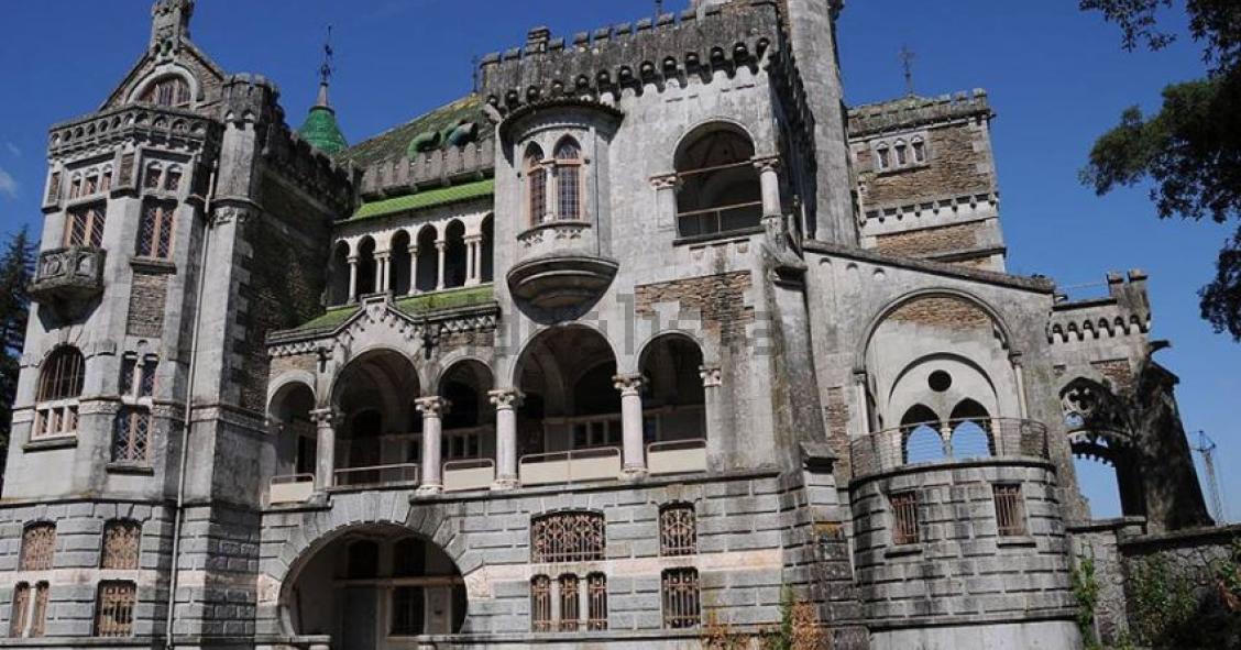 Era uma vez... um palácio abandonado (Castelo da D. Chica) que está à venda no idealista 