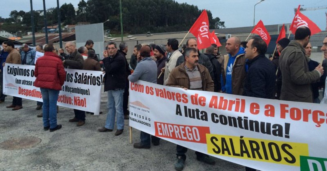 Trabalhadores da Soares da Costa estão em greve - fotografia da TSF