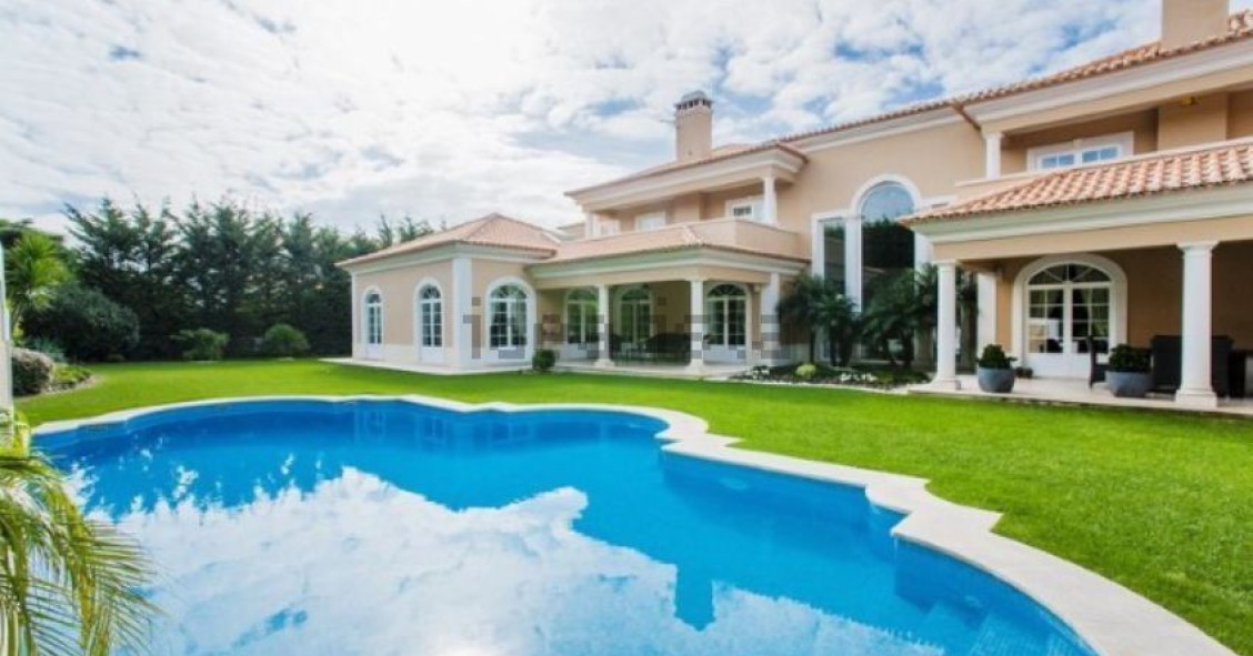 Esta espetacular moradia está localizada em Cascais e custa 5.000.000 euros.