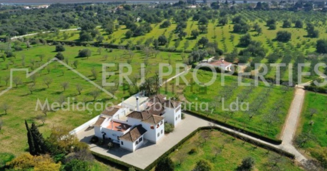 Esta espetacular moradia está localizada em Tavira e custa 1.450.000 euros.