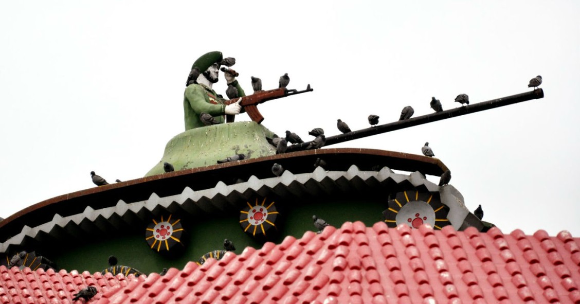 Aviões, barcos ou tratores: os extravagantes depósitos de água das casas na Índia 