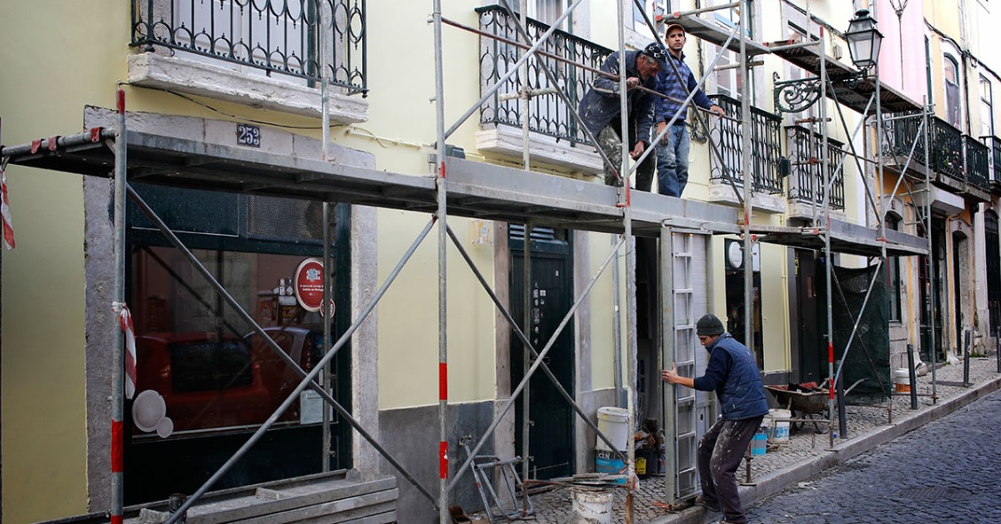 Governo quer investir 450 milhões de euros em obras públicas até 2020, após ano 'horribilis' em 2015 