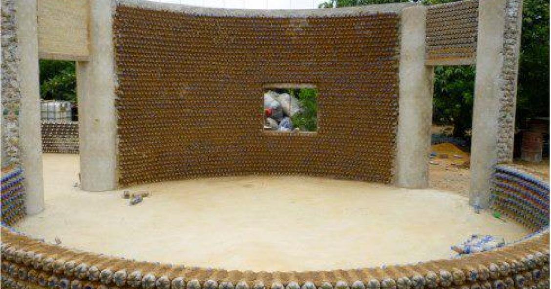 Made in Nigéria: Assim é a primeira casa do mundo feita com garrafas de plástico e à prova de bala 