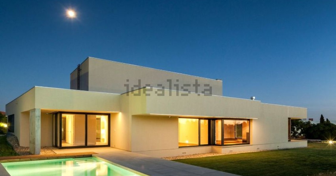 Esta espetacular casa está localizada num condomínio privado de luxo em Queluz, Sintra. 