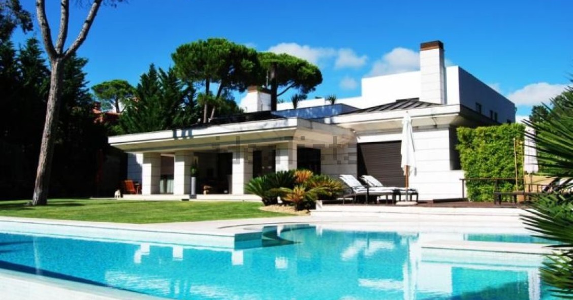 Esta espetacular moradia está localizada em Cascais e custa 4.800.000 euros.