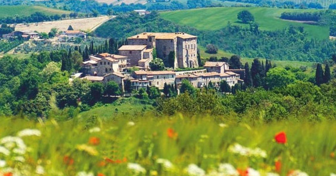 Aldeia de Sismano encontra-se na região italiana de Umbria e está à venda por 7,3 milhôes de euros. 