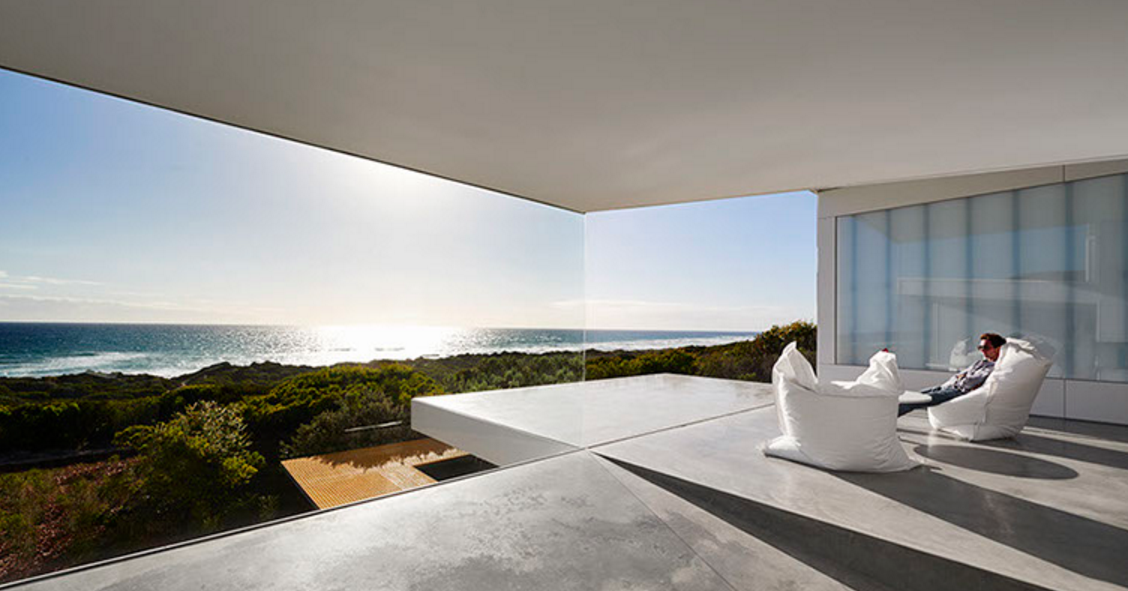 Casas de sonho: mansão translúcida de design com vistas espetaculares para o mar 