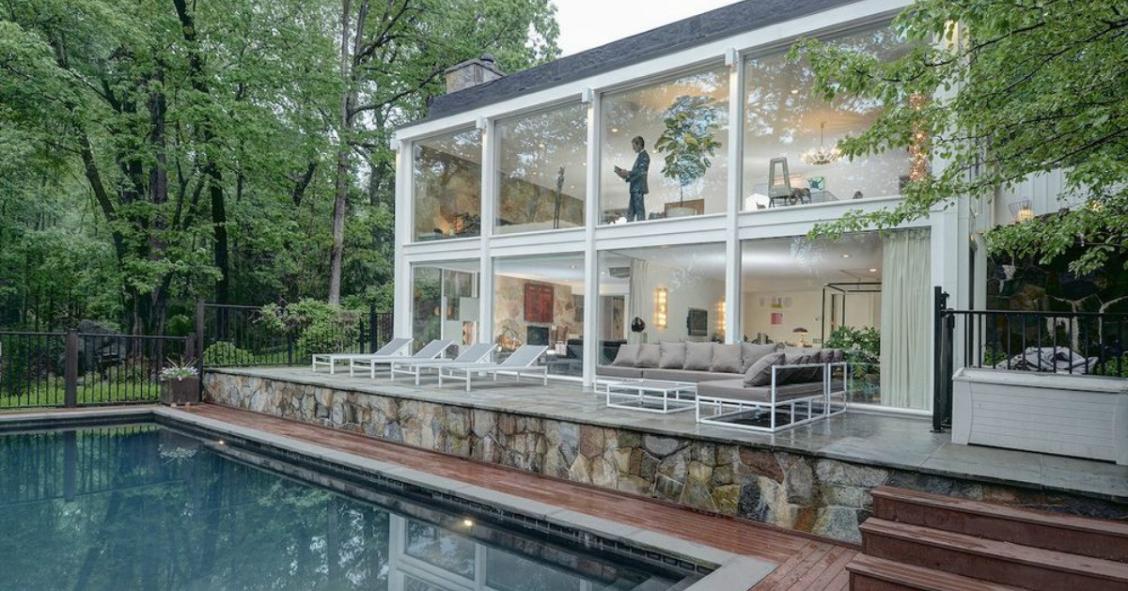Casas de sonho: Espetacular “jaula” de vidro nas traseiras de uma mansão de luxo nos EUA 