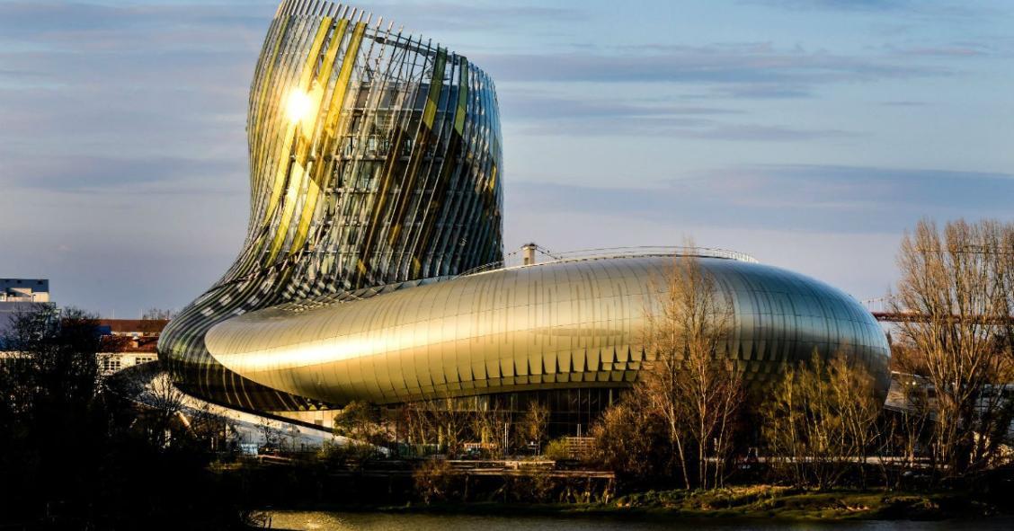 Abriu o “Guggenheim do vinho”, um museu que tem a forma da bebida ao cair no copo 