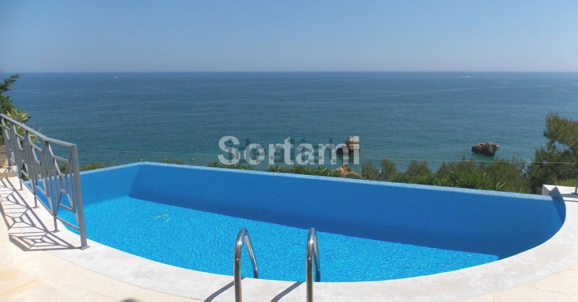 Esta espetacular vivenda está localizada em Albufeira e custa 2.799.500 euros.