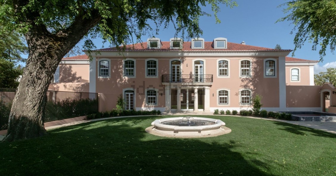 Este T5 está localizado num luxuoso condomínio em Lisboa e custa 1.800.000 euros.