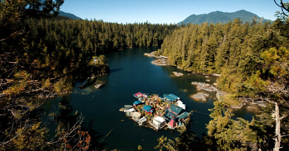 O casal de artistas que não podia comprar casa e que construiu uma... ilha flutuante 