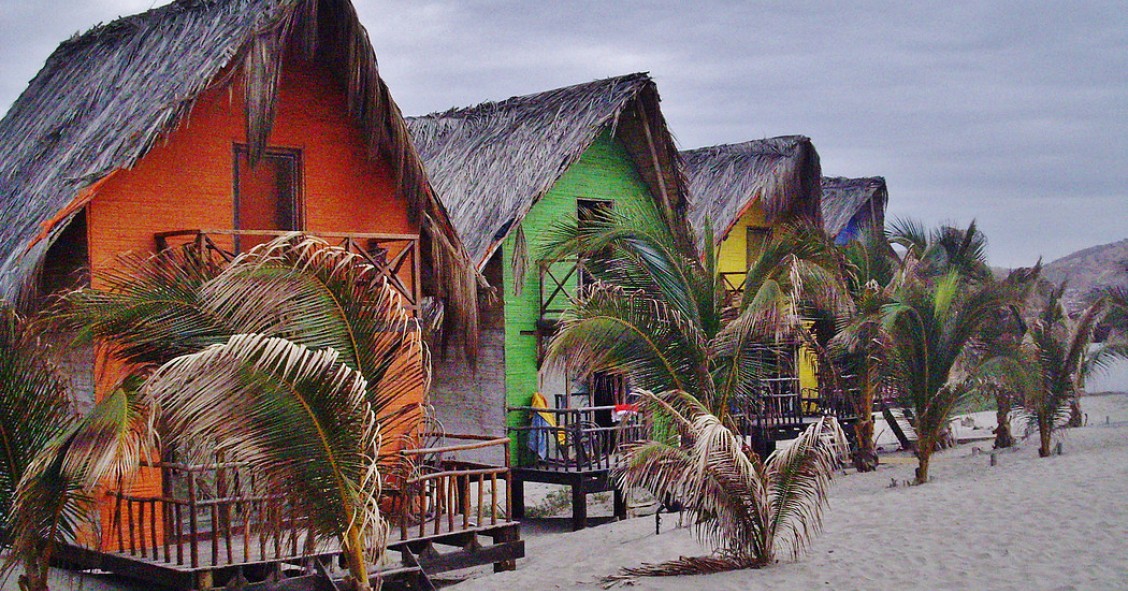 Misfit Hostel: Dormir em cabanas coloridas numa praia de sonho no Peru 