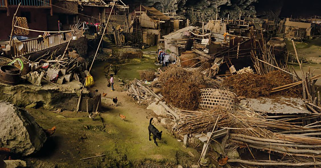 A vida dentro de uma caverna com escola e campo de basquet na China