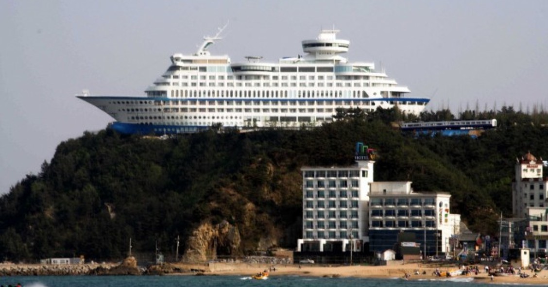 Sun Cruise Resort & Yacht: Dormir num cruzeiro “atracado”... num penhasco 