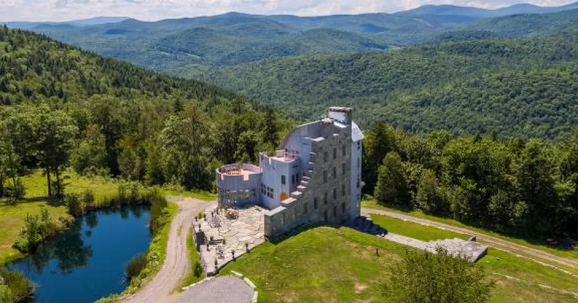 Casas de sonho: Moderno castelo do século XXI com lago e uma réplica de um teatro romano