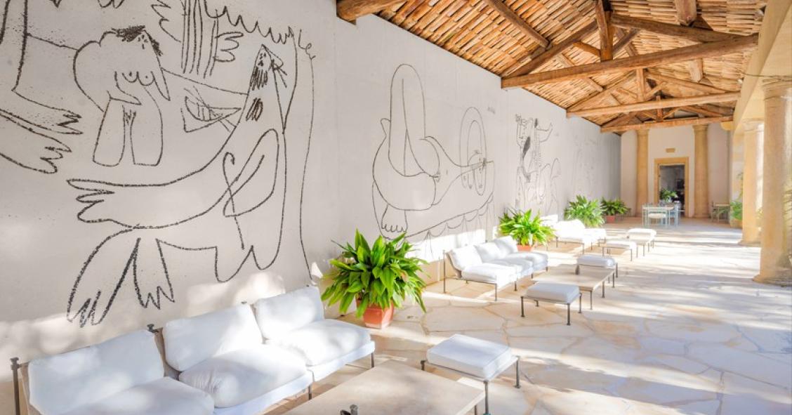 Uma das paredes desta mansão custa mais que toda a tua casa: tem frescos de Picasso... 