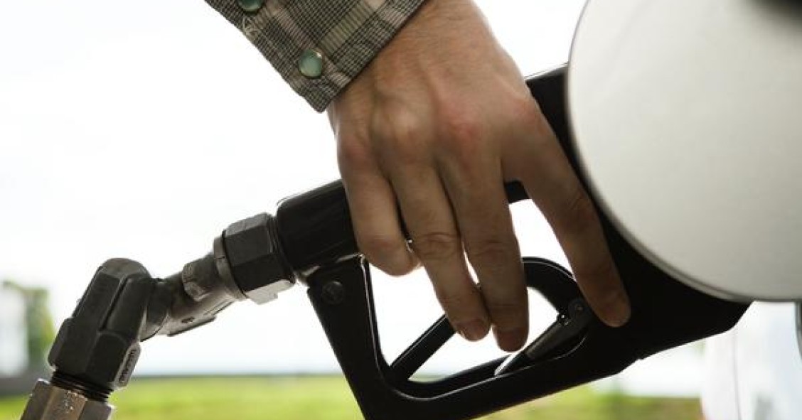 Abastecer o carro com gasolina vai ser mais barato 