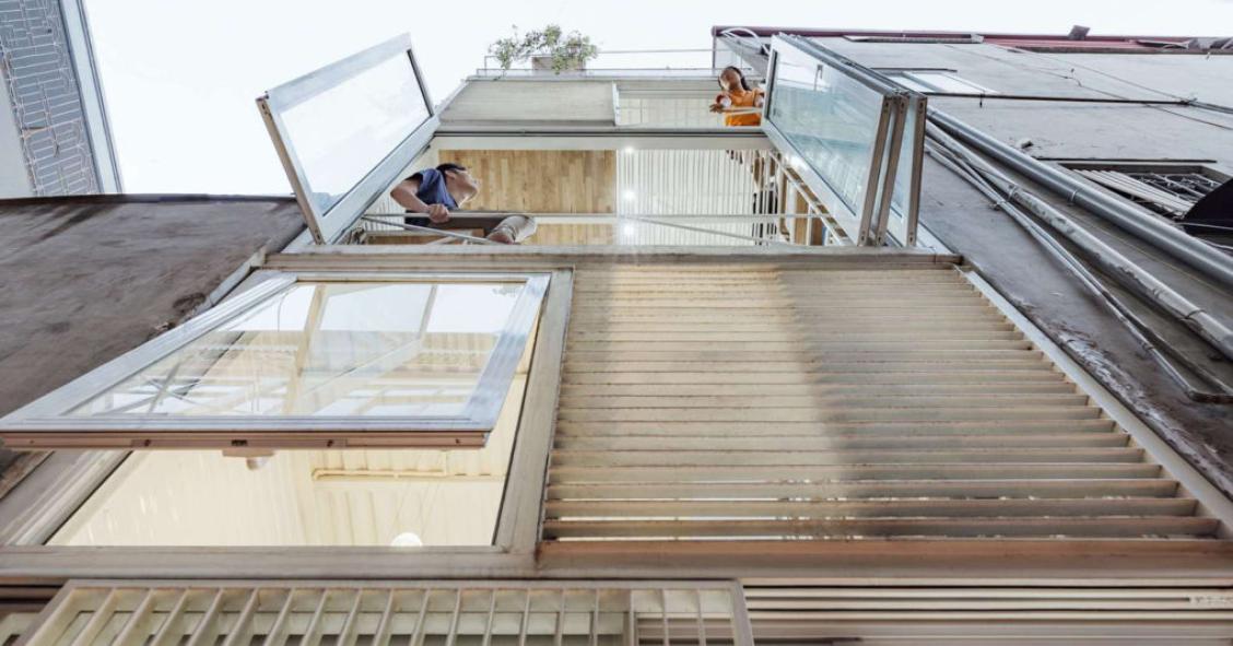 Assim se transforma um escuro e sujo beco de 10 m2 num bonito miniedifício de escritórios 