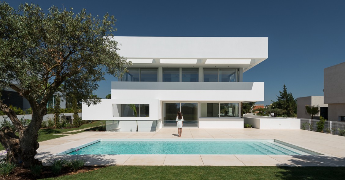Casas de sonho: Uma espetacular mansão minimalista com cinco terraços e piscina 