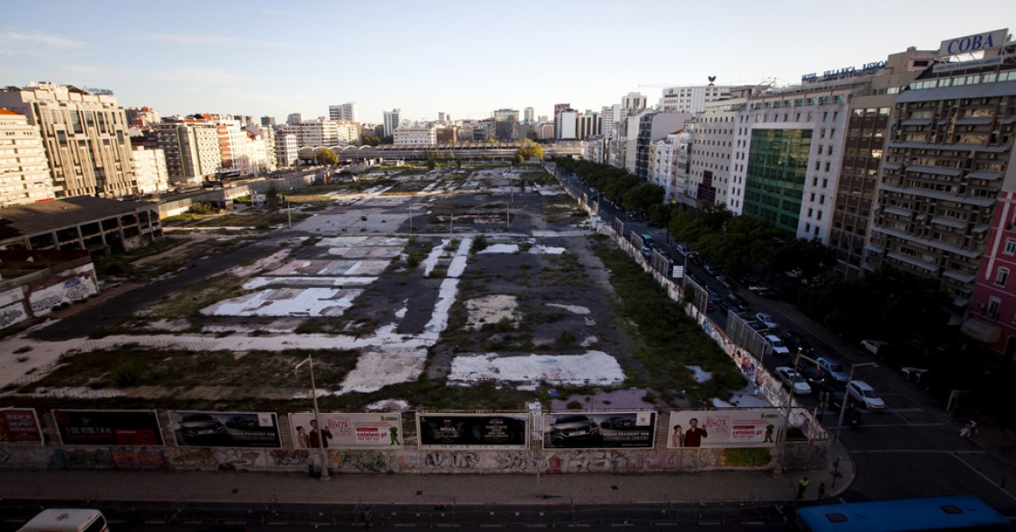 Venda do terreno da antiga Feira Popular à espera de “momento oportuno”