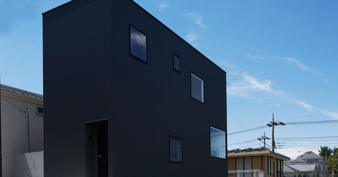 Um cubo com aspeto de bunker por fora que é uma casa de design por dentro 