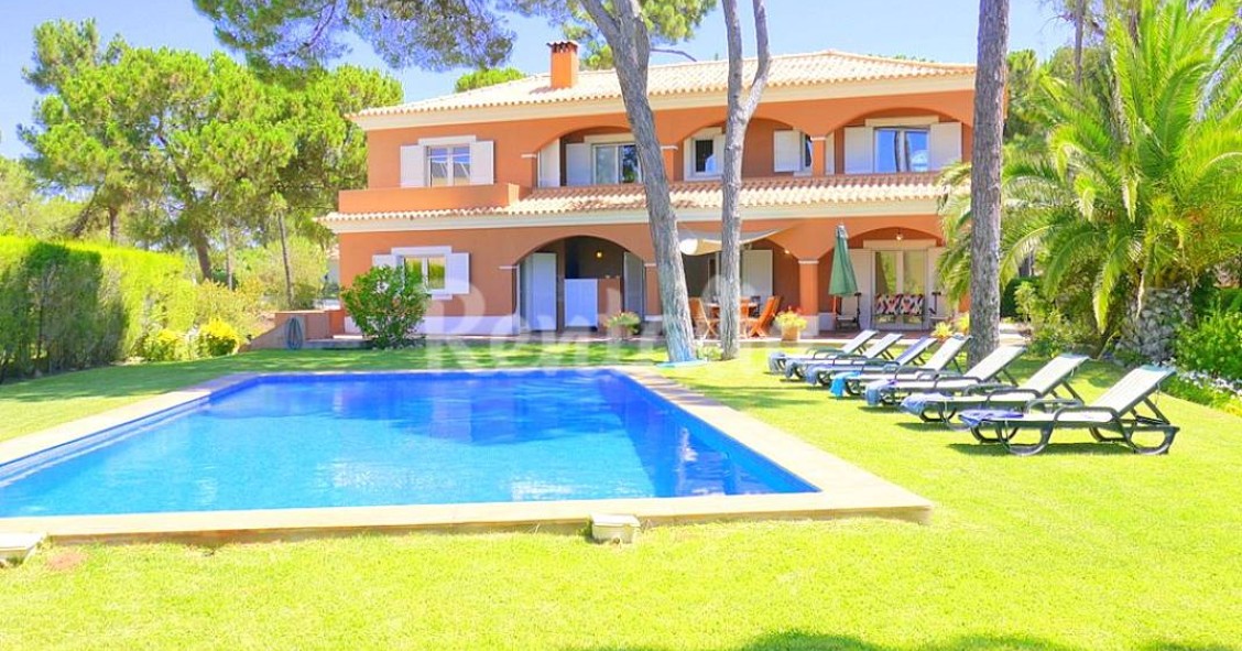 Casas de fim de semana: Uma vivenda de sonho com piscina e “à porta” da praia em Troia 