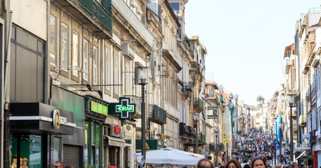 ...E a rua portuguesa com maior tráfego pedonal é... 