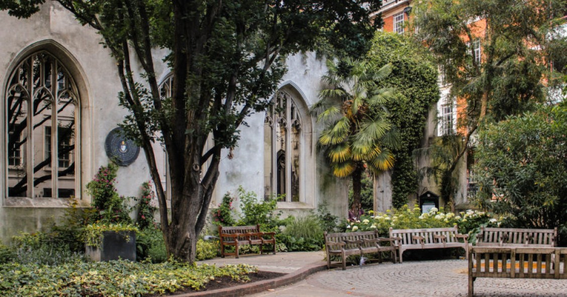 Uma igreja em ruínas transformada num surpreendente jardim em Londres 