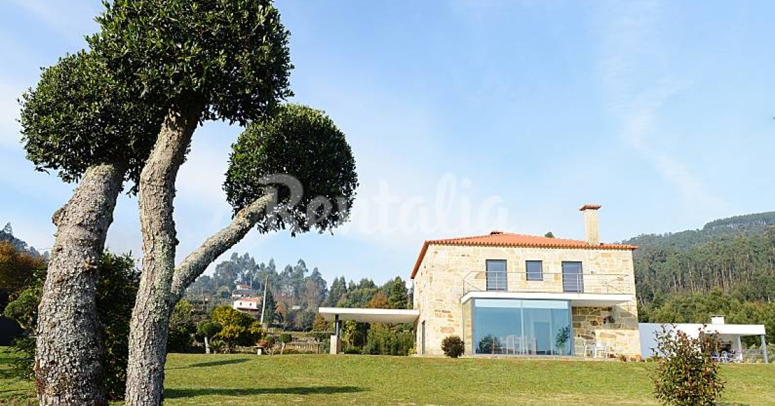Casas de fim de semana: “Fugir” do calor numa casa rural com piscina em Ponte de Lima 