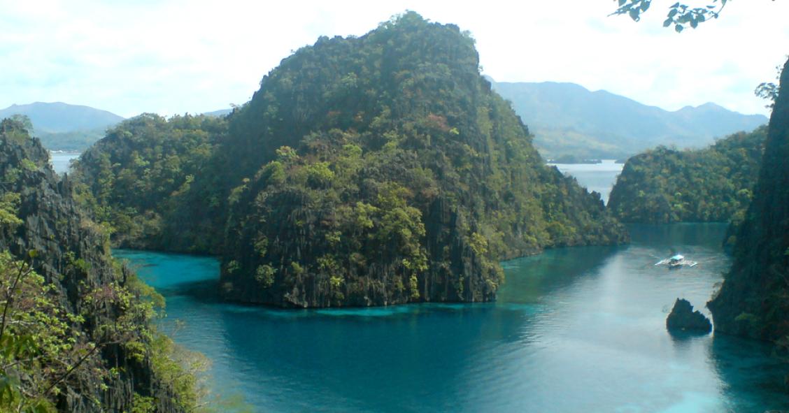 Sabes qual é a ilha mais bonita do mundo? Atravessa um incrível rio subterrâneo...
