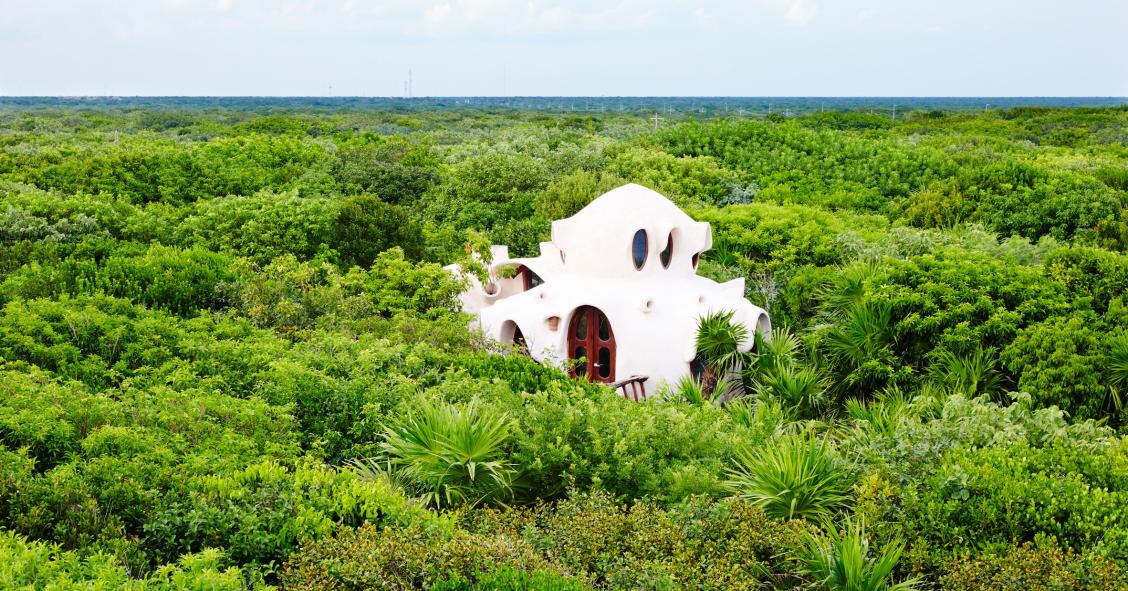 Um incrível hotel ecológico inspirado em Gaudi, entre praias de areia branca e bosques tropicais