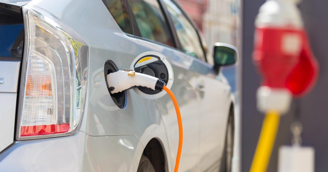 Vendas de carros elétricos disparam 130% 