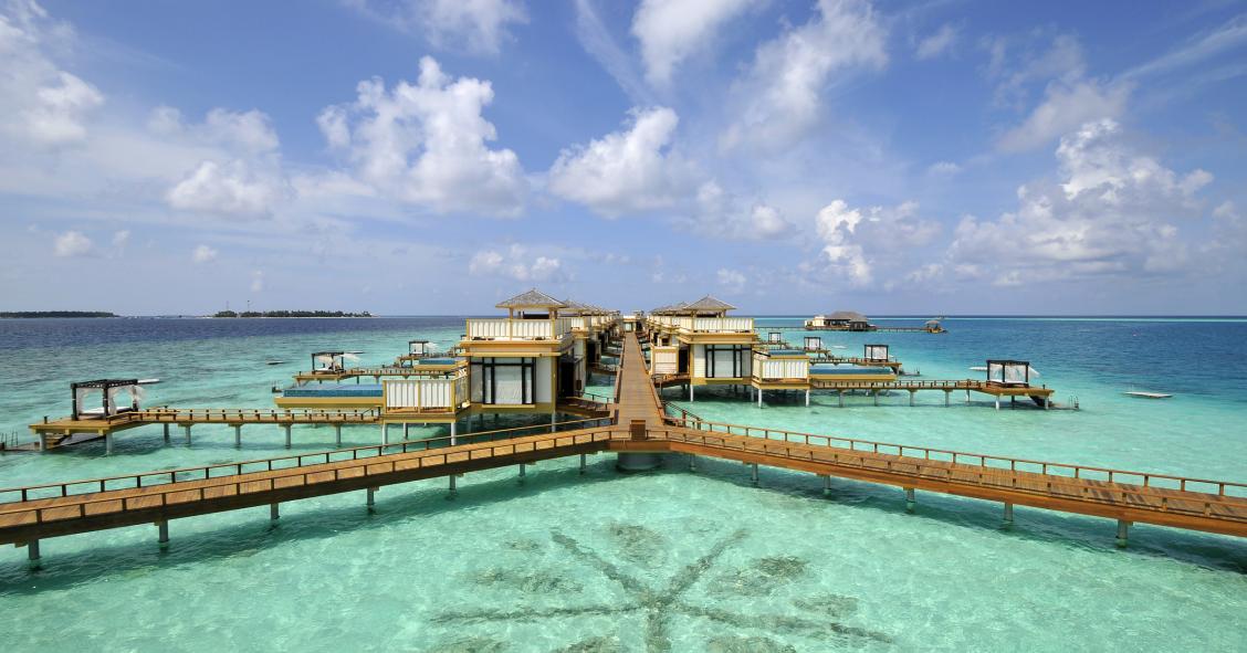 O hotel tem villas espalhadas pelo mar