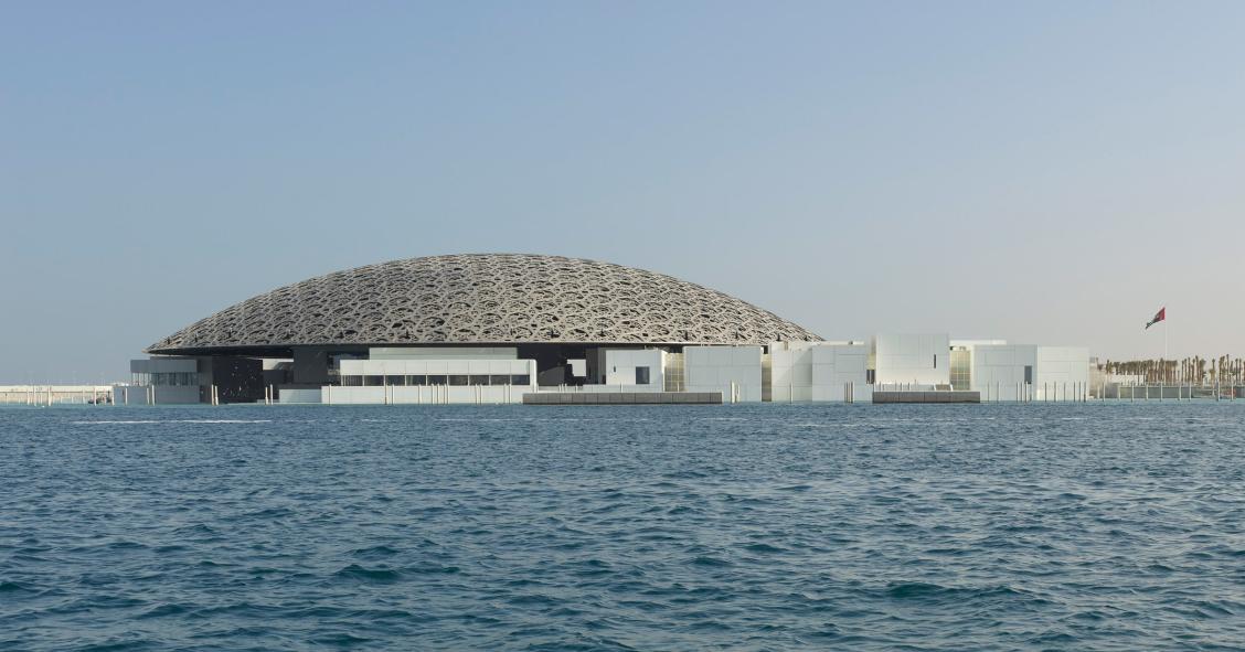 Entre a areia e o mar: o Louvre de Abu Dhabi já abriu portas