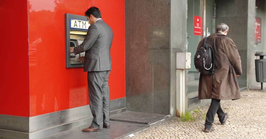 Portugueses levantaram mais de 27.000 milhões de euros no multibanco em 2017, um recorde