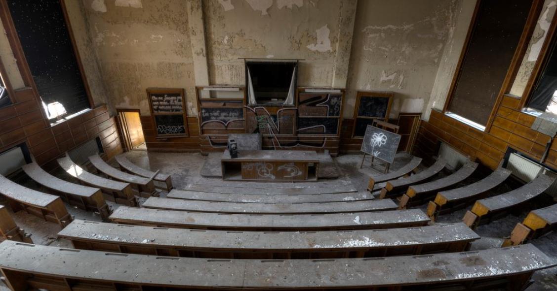 Uma sala de aula ao abandono 