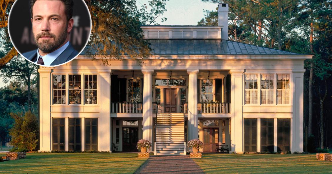 A casa tem grandes jardins e um campo de golf