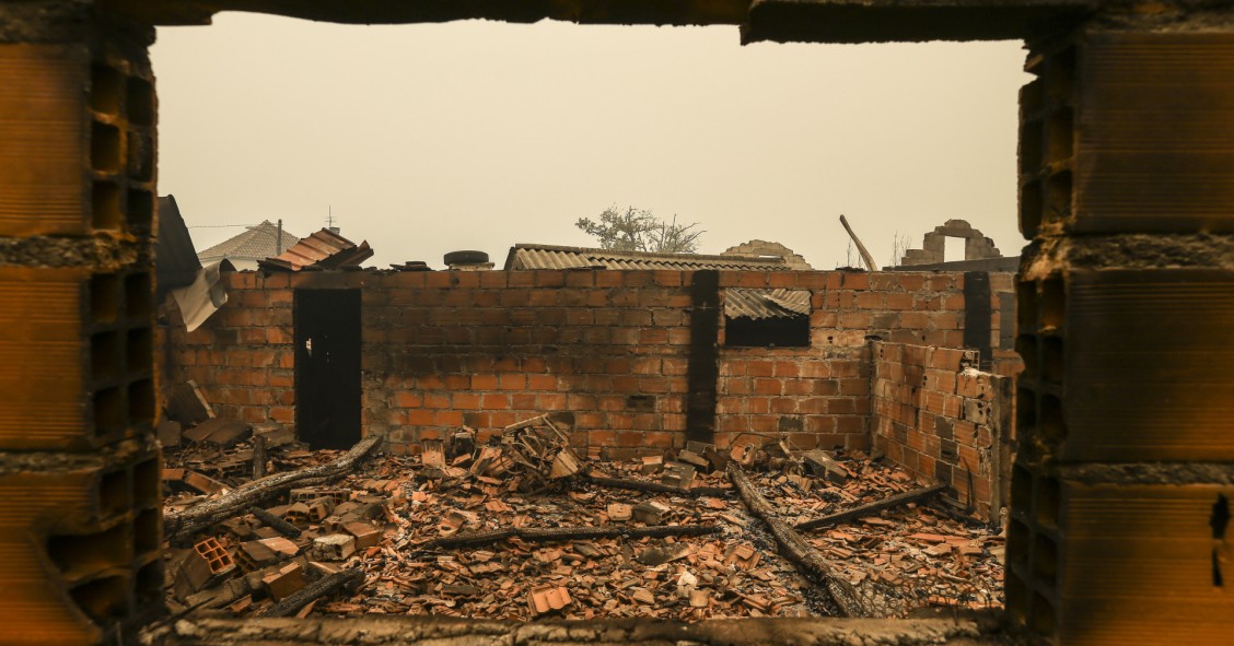 Uso de fundos para a reconstrução de casas dos incêndios investigado pela Justiça 