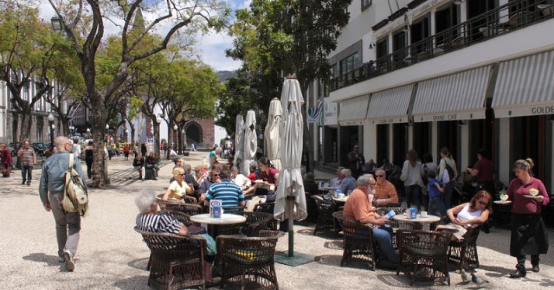 Edifício Golden Gate, no centro do Funchal, hoje em hasta pública