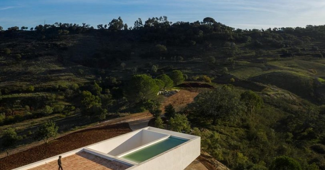 Nesta casa a piscina fica no telhado