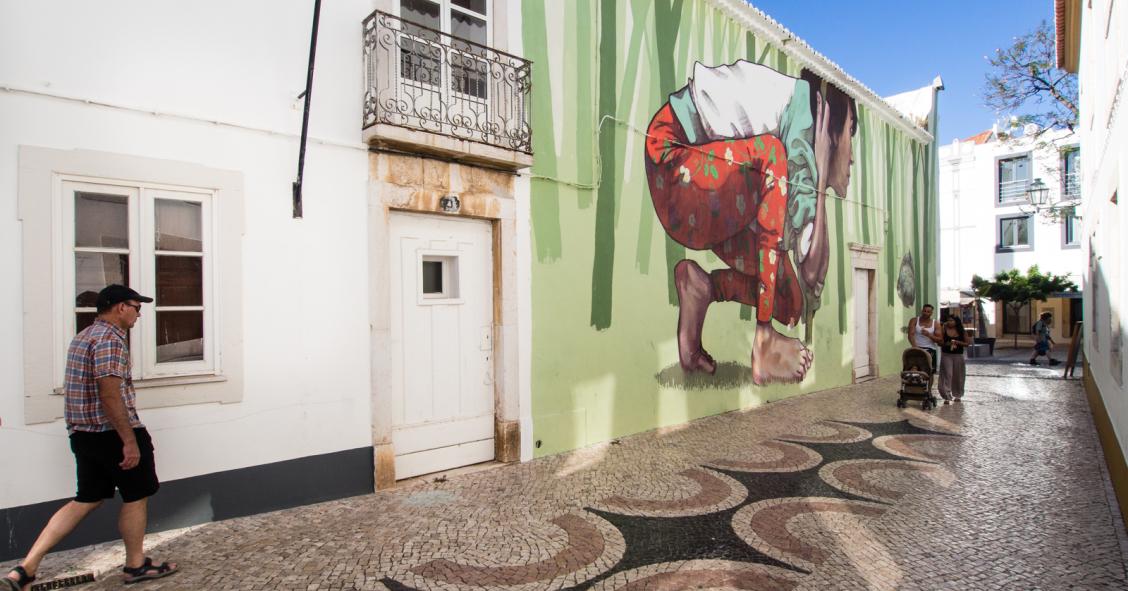 Câmara de Lagos compra terrenos para construir habitação acessível - onde quase só há casas de luxo