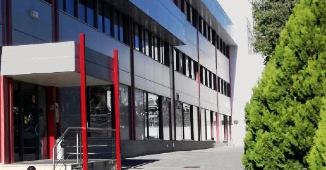 Há um imóvel com 5.200 m2 à procura de novos donos em Carnaxide 