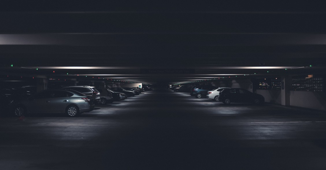 Como carregar o carro elétrico quando não há equipamentos no estacionamento? 